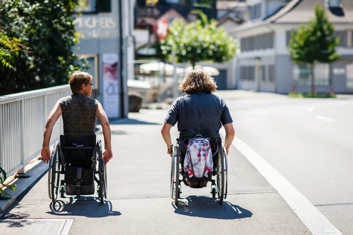 Symbolbild: Zwei Menschen im Rollstuhl unterwegs
